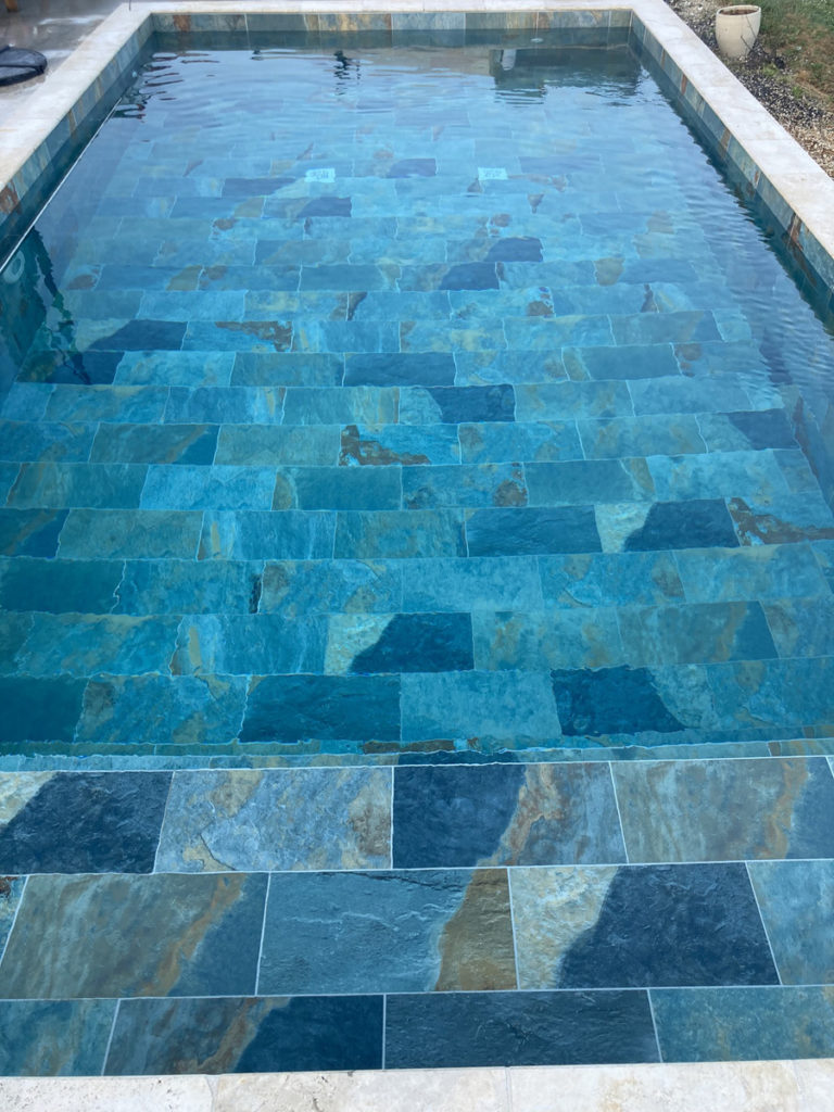 Piscine avec carrelage bleu moderne et élégant.