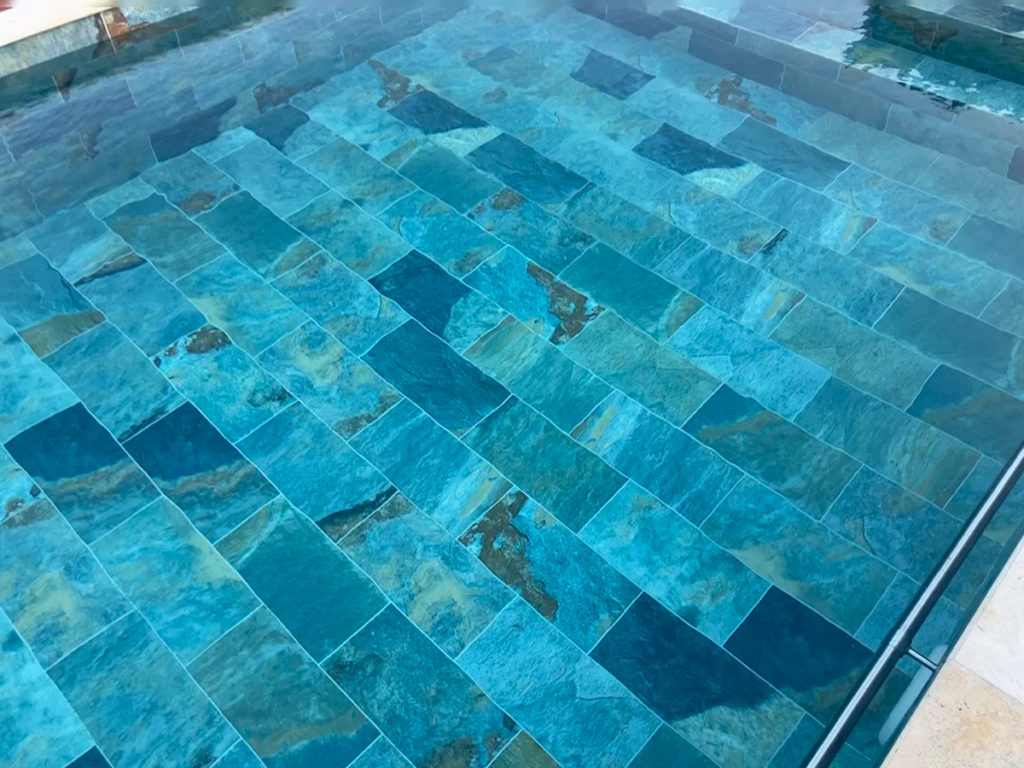 Piscine avec carreaux turquoise brillants