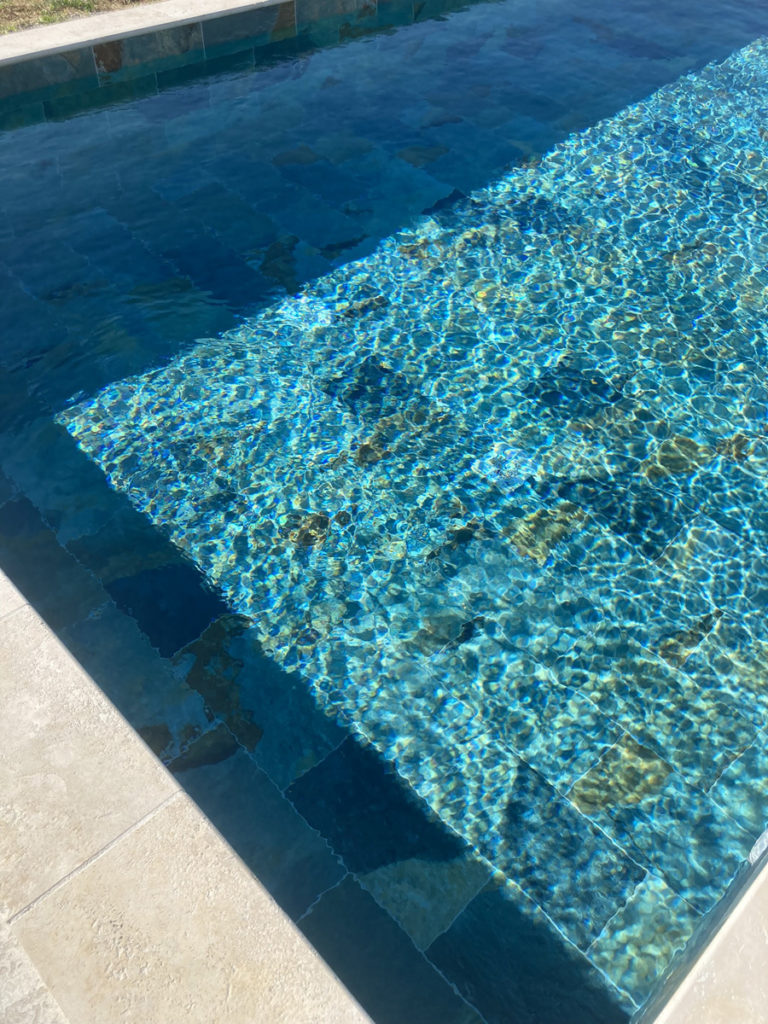 Bord de piscine avec eau bleue claire.
