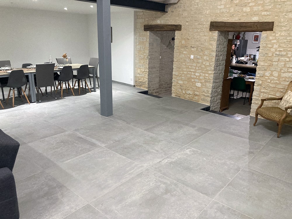 Salle à manger moderne avec murs en pierre.