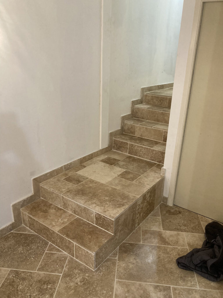 Escalier en carrelage beige dans un intérieur moderne.