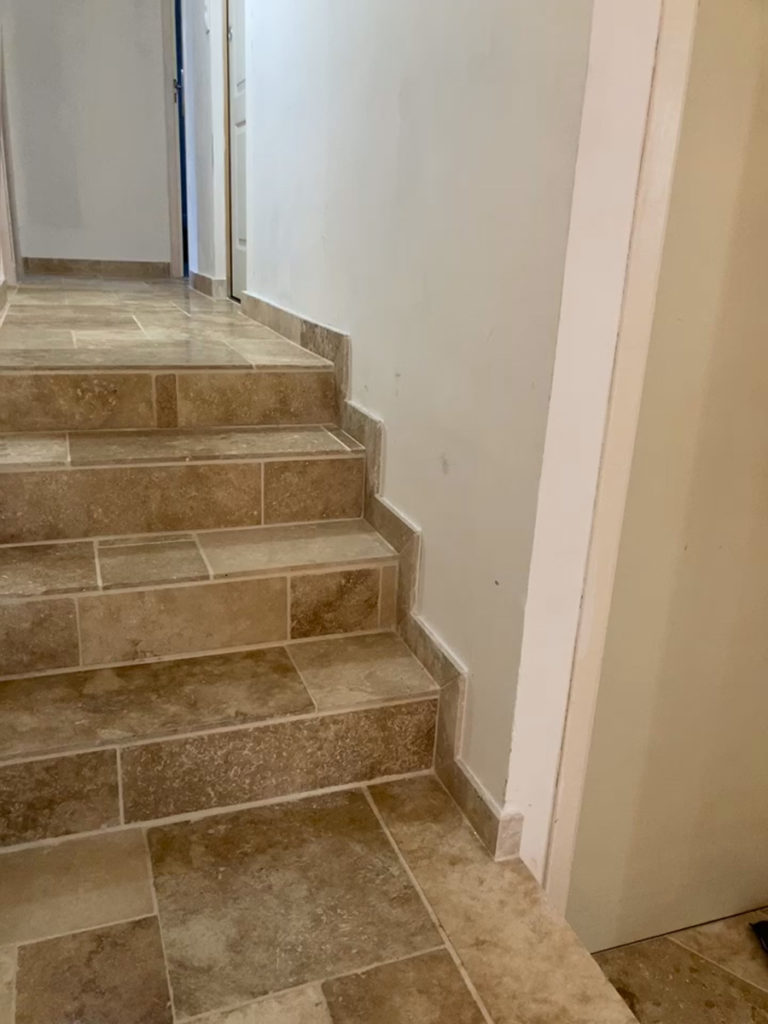 Escalier en pierre beige intérieur à gauche