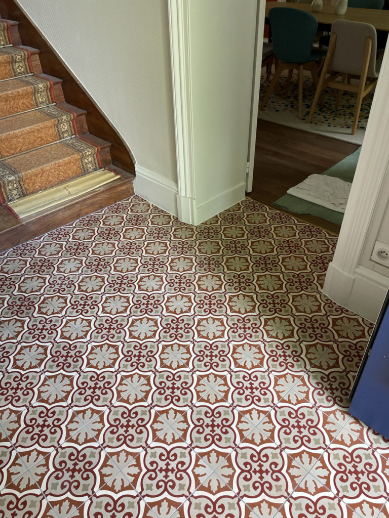 Carrelage décoratif rouge et blanc sur le sol