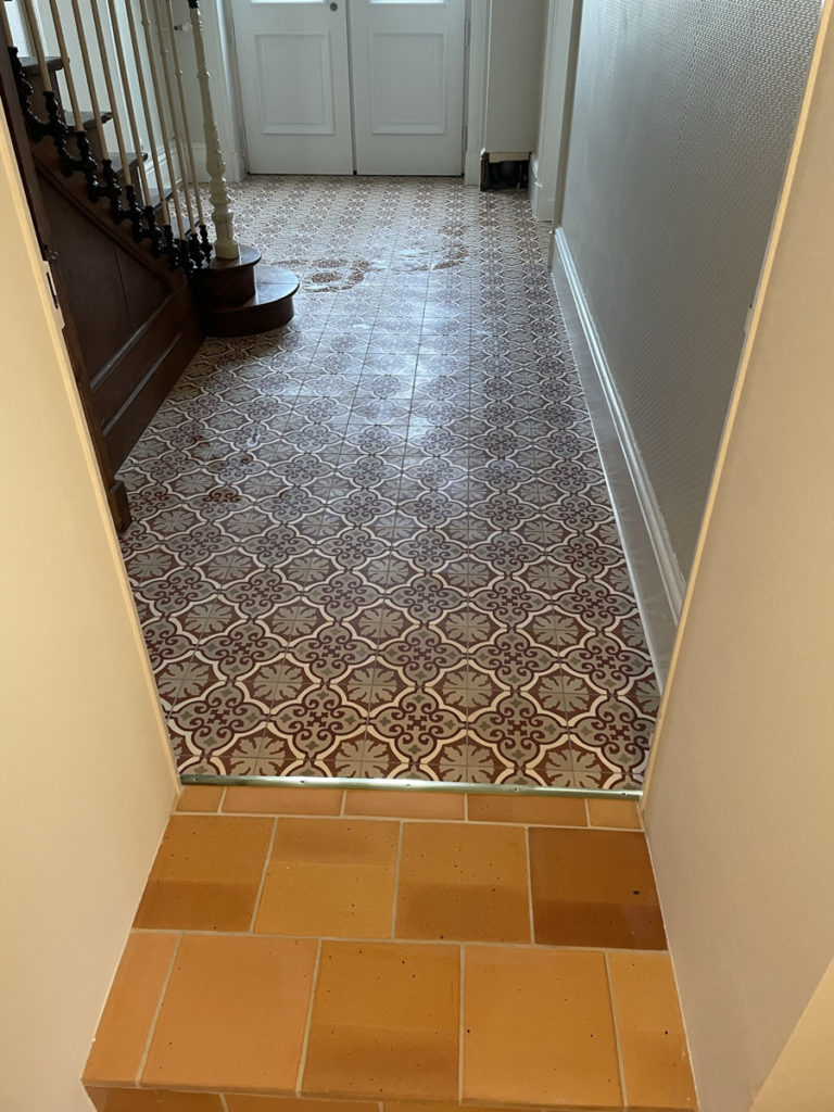 Carrelage vintage dans un couloir.