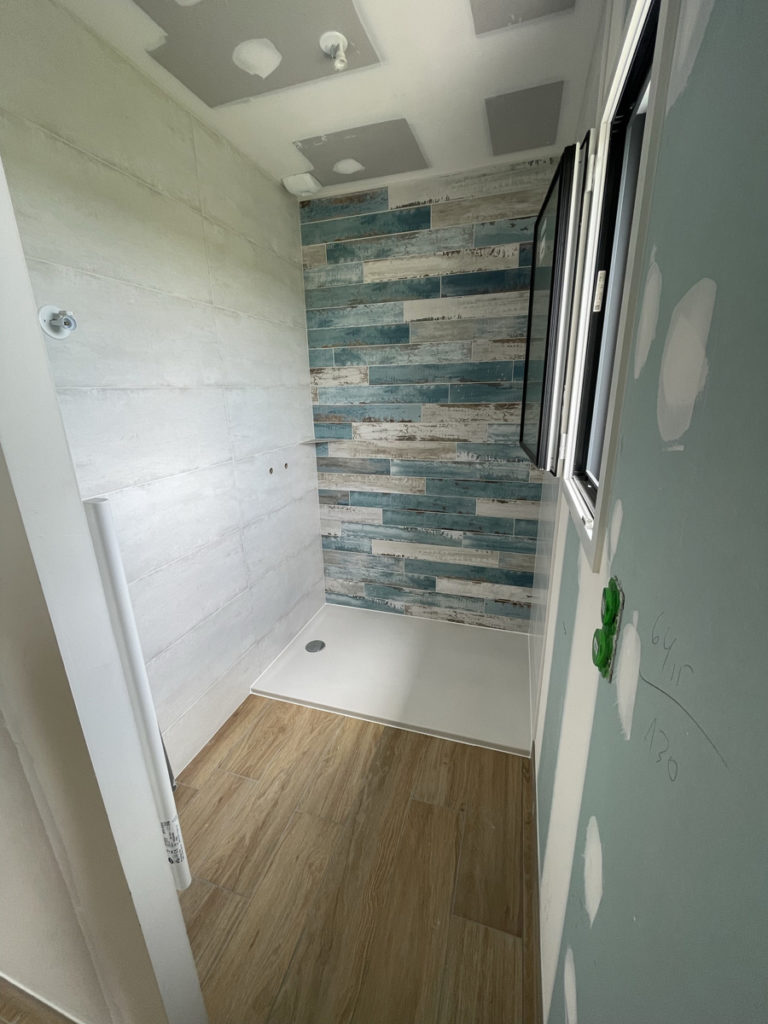 Douche moderne avec carrelage en bois et blanc