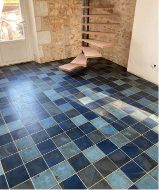 Carrelage bleu et escalier moderne dans salon.
