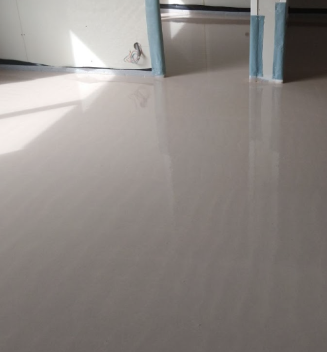 Sol autonivelant dans une pièce en construction.