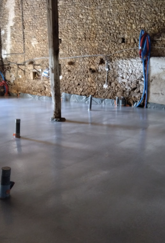 Sol en béton frais dans un bâtiment rustique.