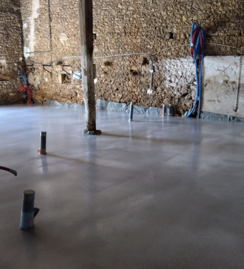 Sol en béton frais dans un bâtiment rustique.