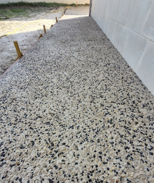 Sol dallé en béton à motifs noir et blanc.