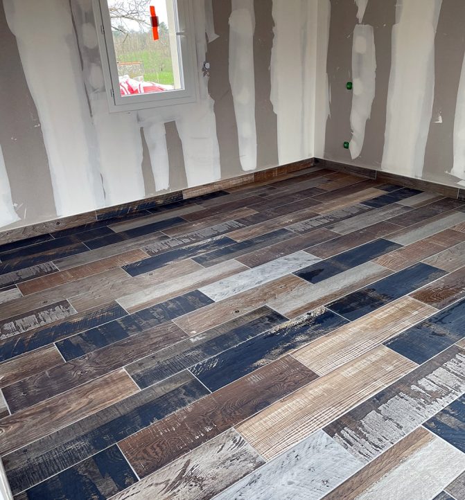 Chambre en rénovation avec parquet coloré.