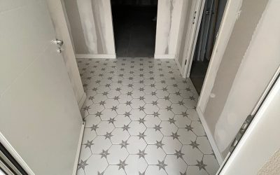 Carrelage étoilé dans un couloir lumineux.