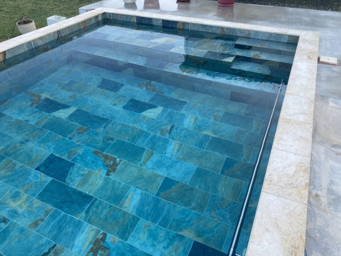 Piscine avec carrelage bleu turquoise.