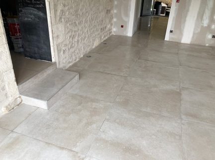 Sol carrelé beige dans une maison en rénovation.