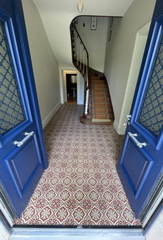 Entrée avec escalier en bois et carrelage mosaïque