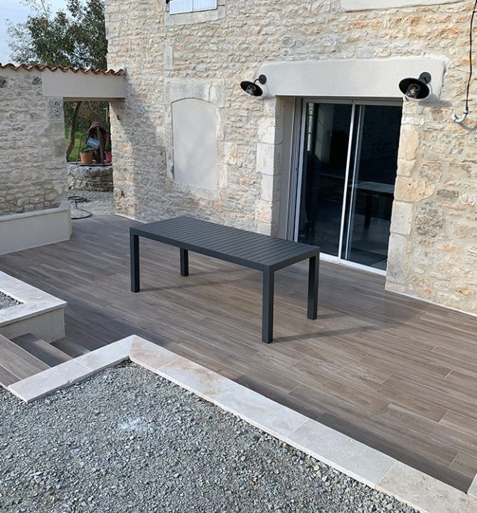 Terrasse en bois avec table moderne