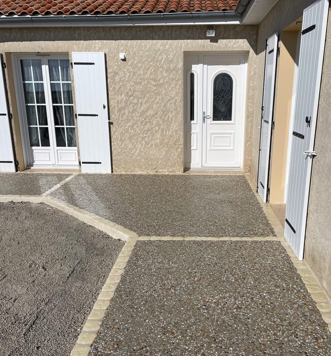 Entrée de maison avec portes et fenêtres blanches.