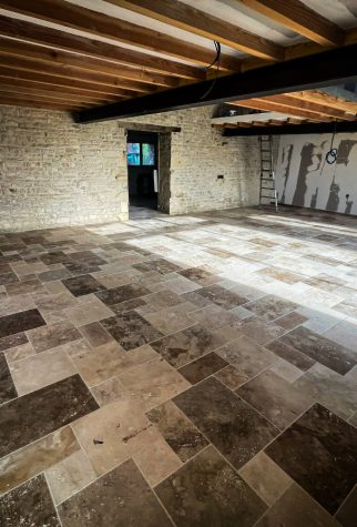 Salle rénovée avec carrelage en pierres naturelles