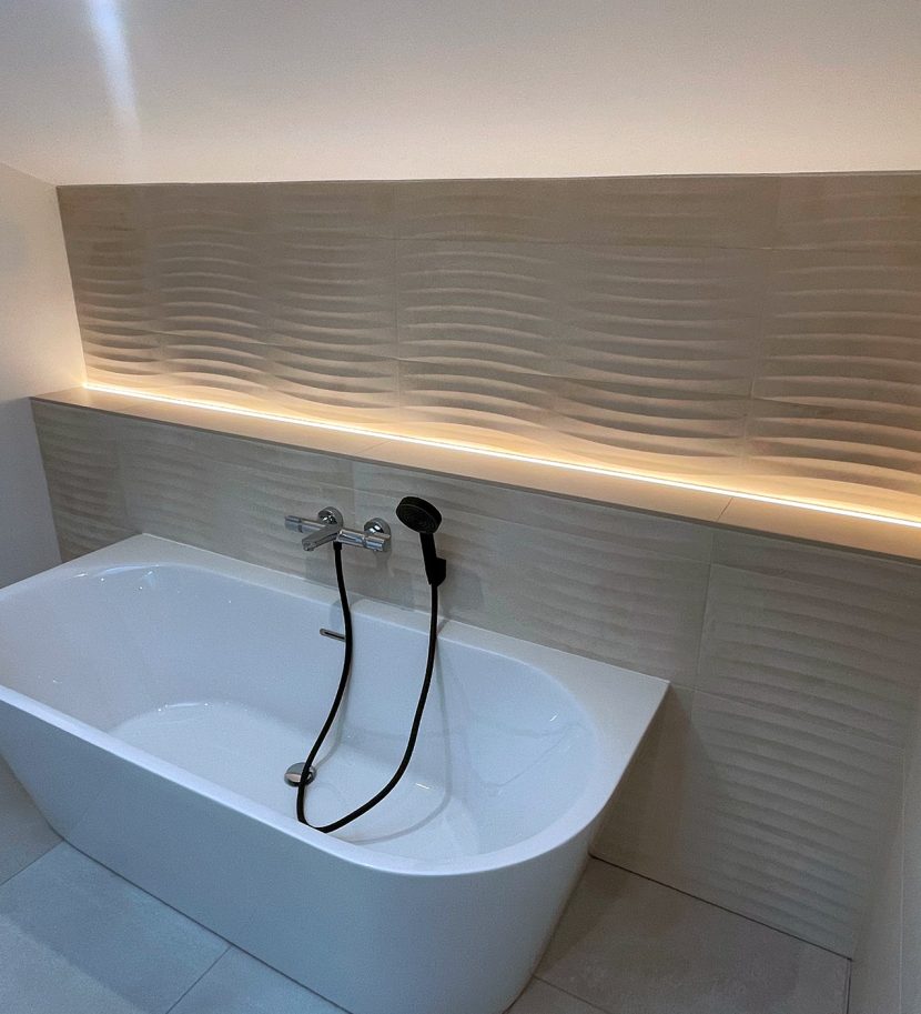 Salle de bain moderne avec baignoire et éclairage LED.