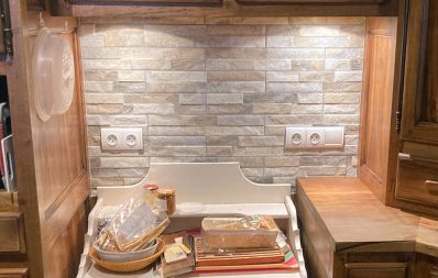 Petit coin de cuisine vintage bien éclairé et rangé.