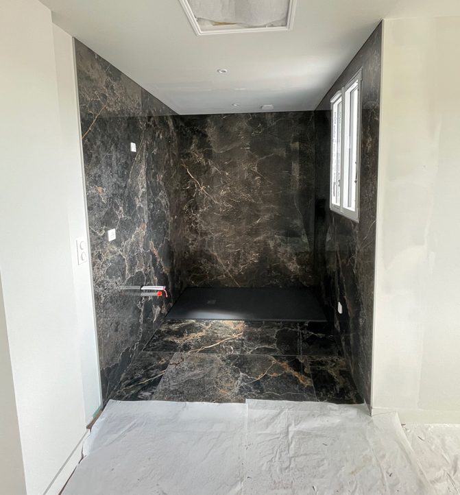 Salle de bain moderne en marbre en rénovation.