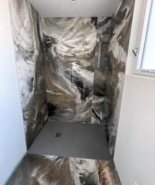 Douche moderne avec murs marbrés élégants