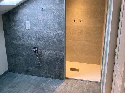 Salle de bain moderne avec douche italienne.