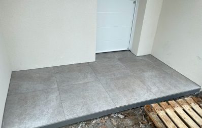 Entrée carrelée avec porte blanche moderne.